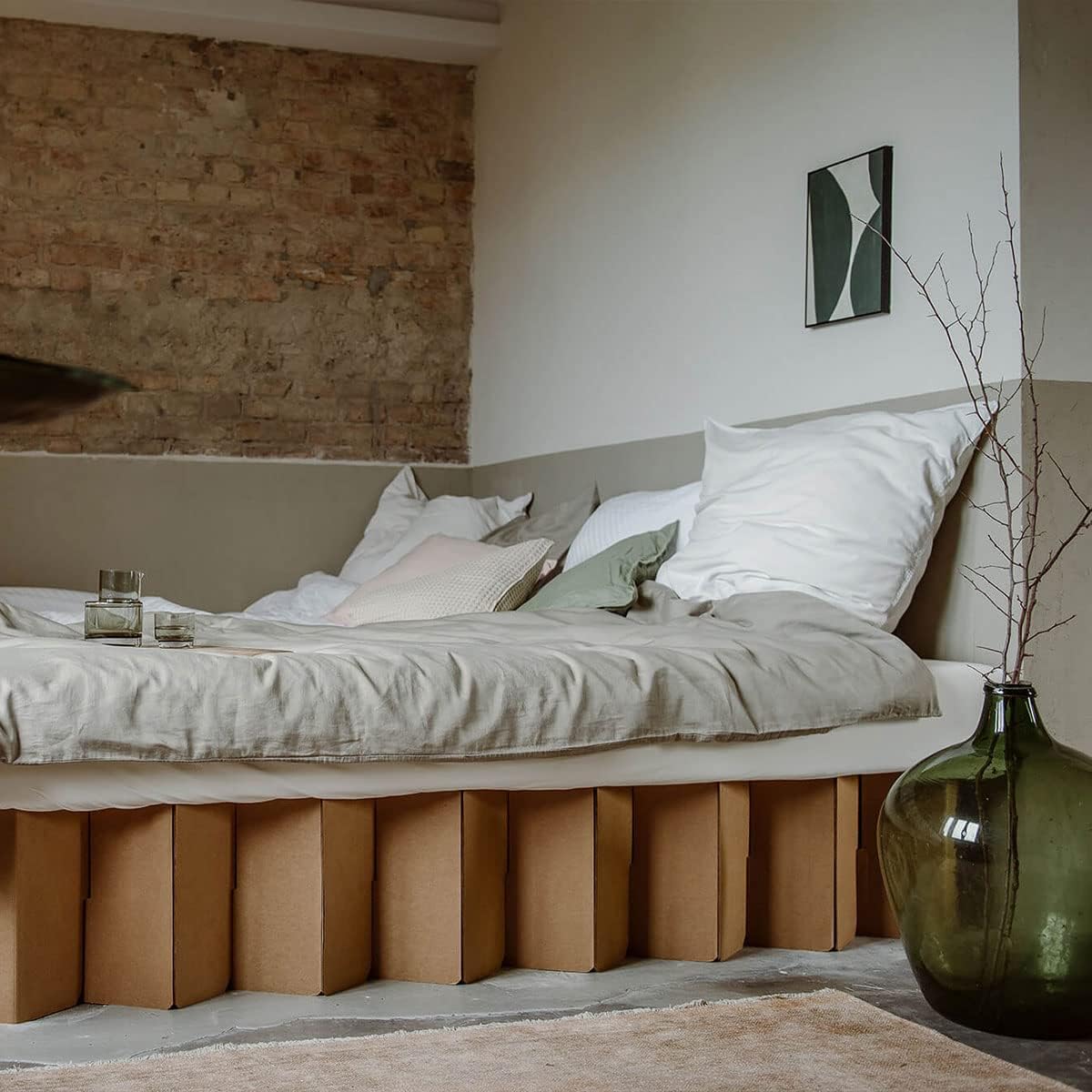 ROOM IN A BOX Faltbett aus Wellpappe – Klappbett ohne Lattenrost, nachhaltig & platzsparend