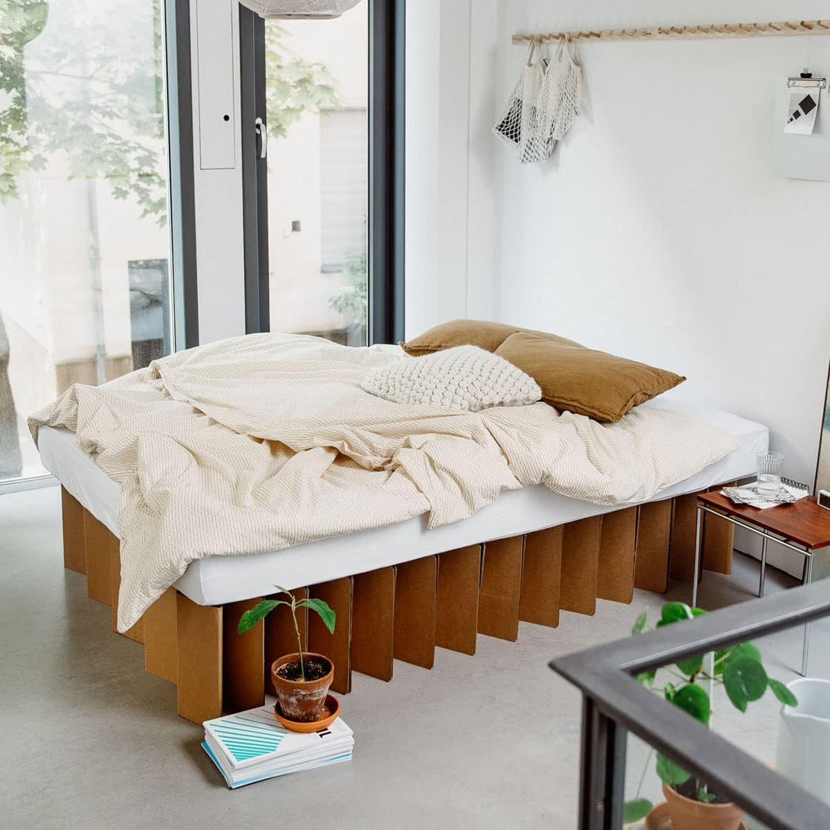 ROOM IN A BOX Faltbett aus Wellpappe – Klappbett ohne Lattenrost, nachhaltig & platzsparend