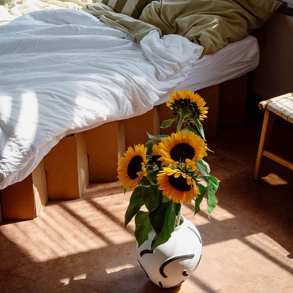 ROOM IN A BOX Faltbett aus Wellpappe – Klappbett ohne Lattenrost, nachhaltig & platzsparend