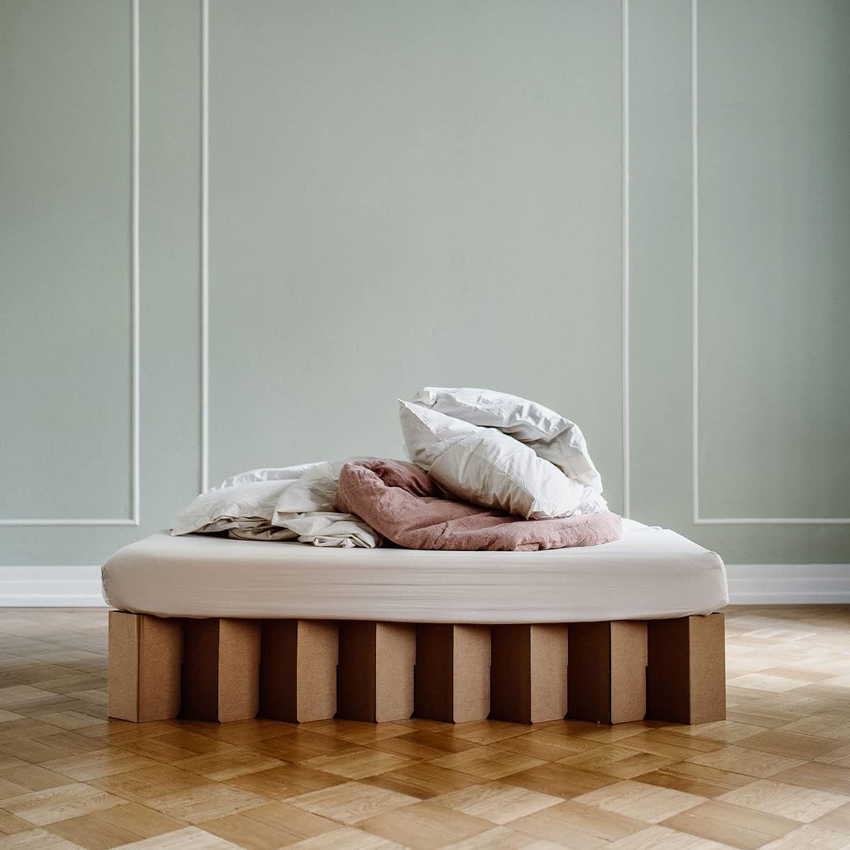 ROOM IN A BOX Faltbett aus Wellpappe – Klappbett ohne Lattenrost, nachhaltig & platzsparend