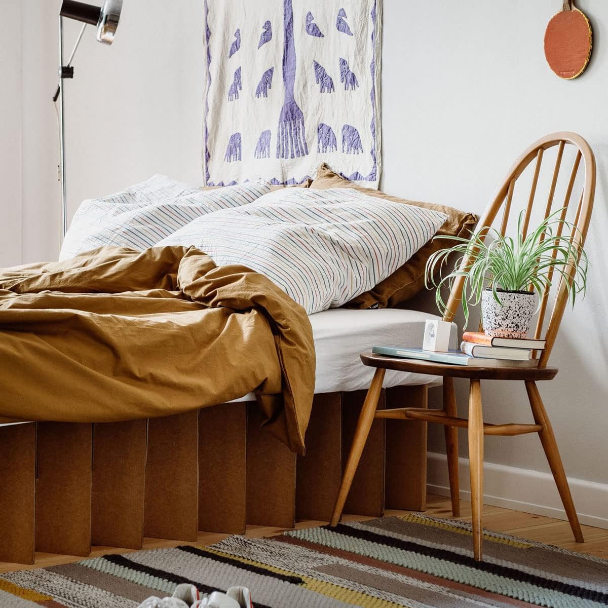 ROOM IN A BOX Faltbett aus Wellpappe – Klappbett ohne Lattenrost, nachhaltig & platzsparend